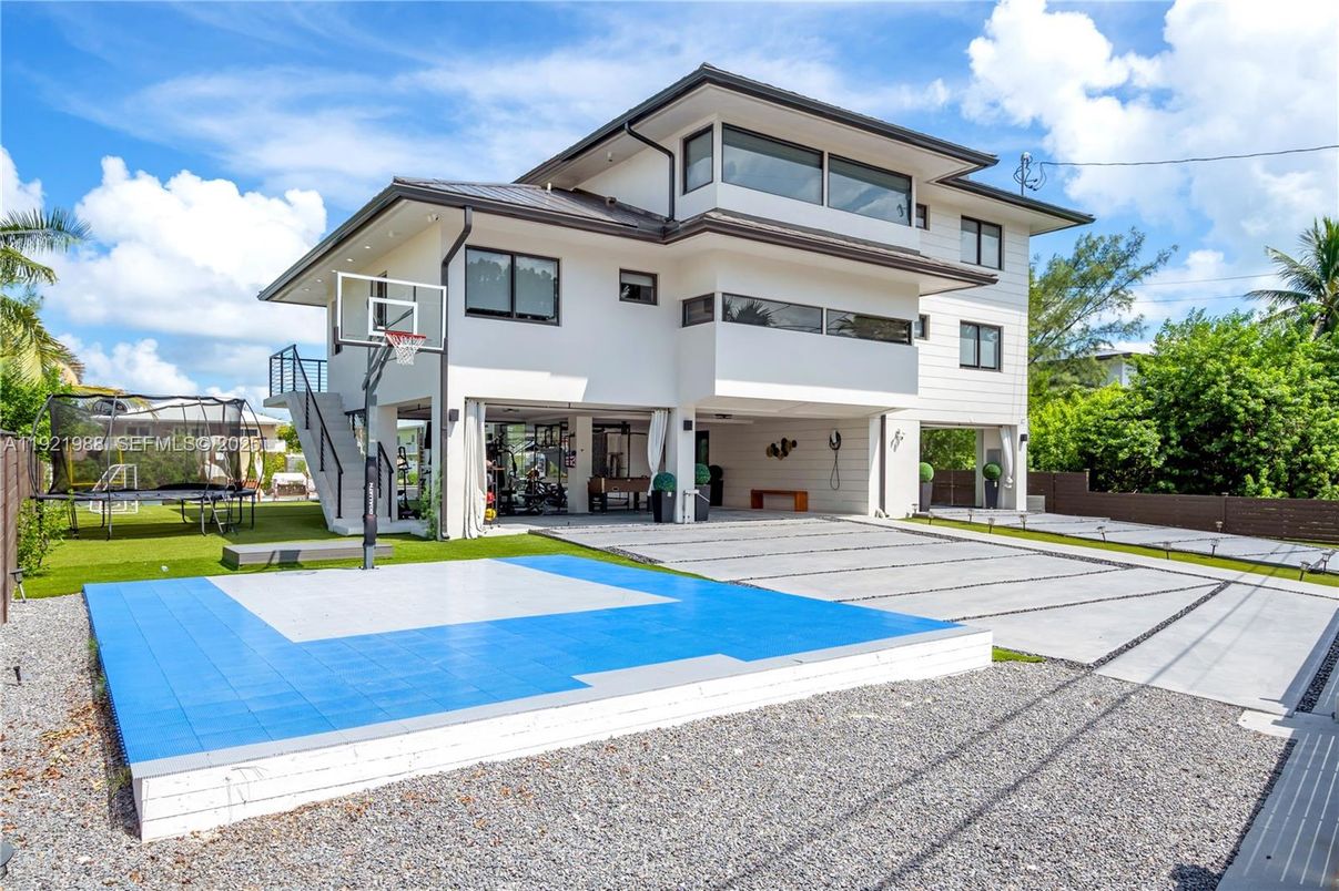 Backyard, Exterior, Facade, Modern