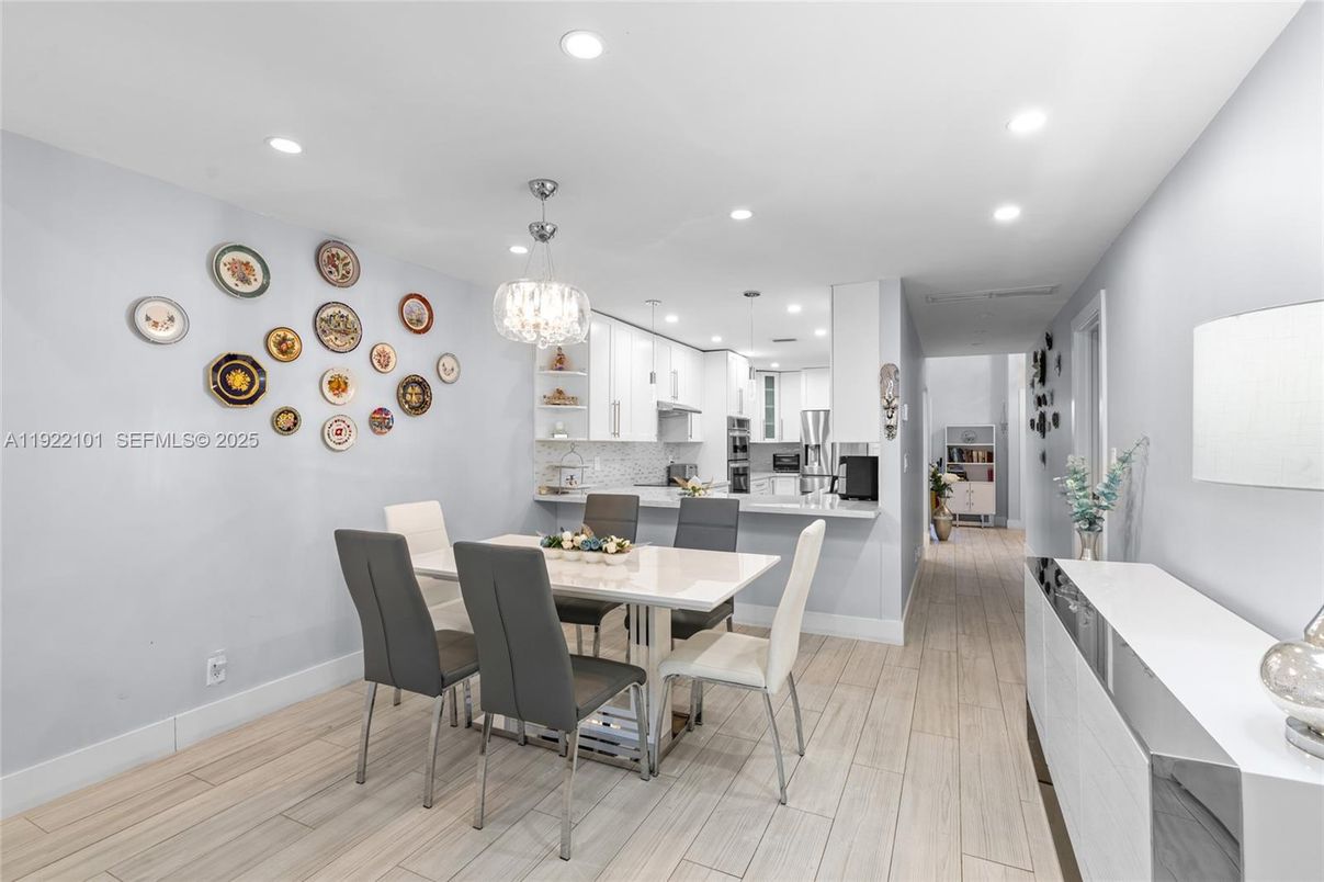 Chandelier, Dining room, Interior, Kitchen, Pendant Lights, Recessed Lighting, Wood Texture Flooring