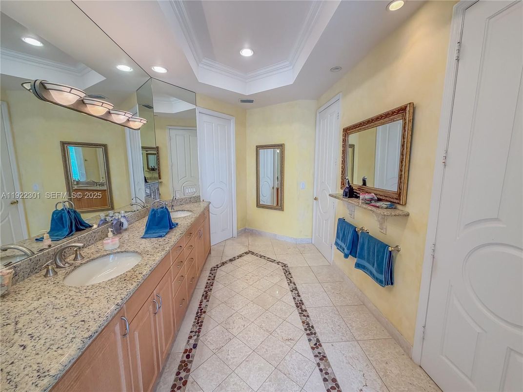 Bathroom, Dual Sink Vanities, Interior, Recessed Lighting
