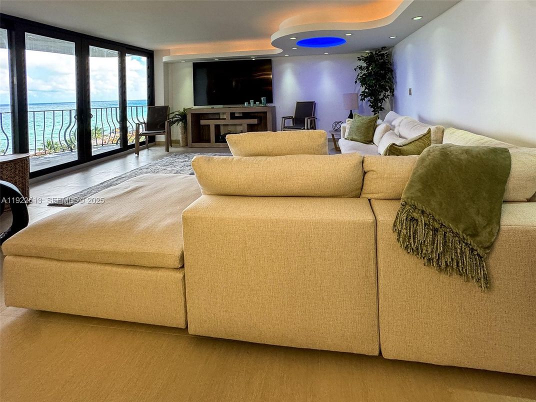 Interior, Living room, Recessed Lighting, Water