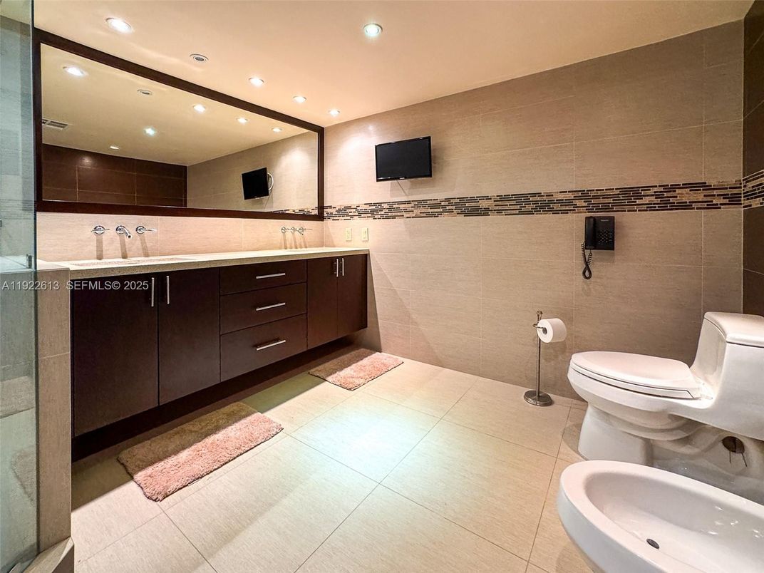 Bathroom, Dual Sink Vanities, Interior, Recessed Lighting