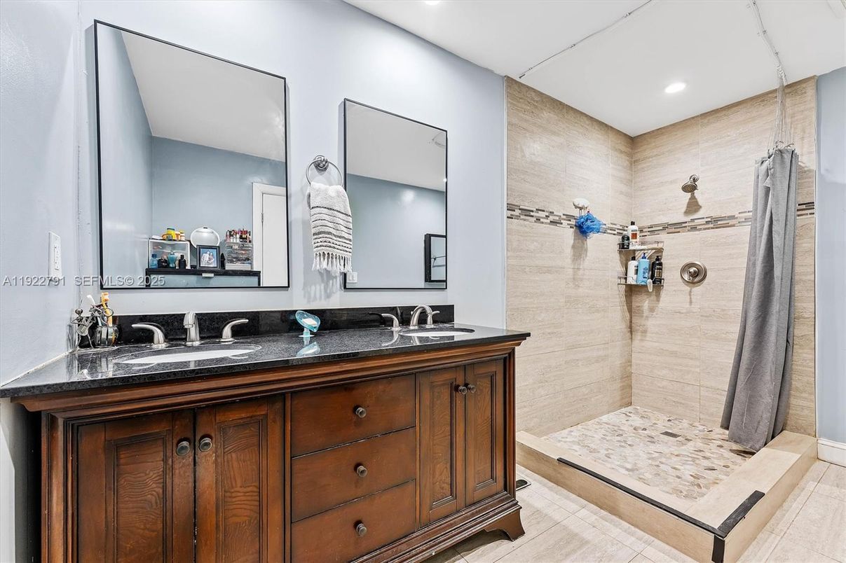 Bathroom, Dual Sink Vanities, Interior, Recessed Lighting