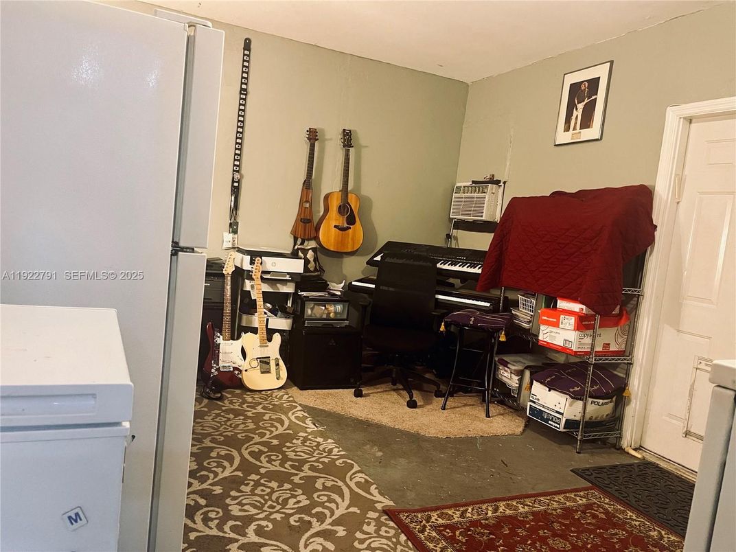 Home Office, Interior