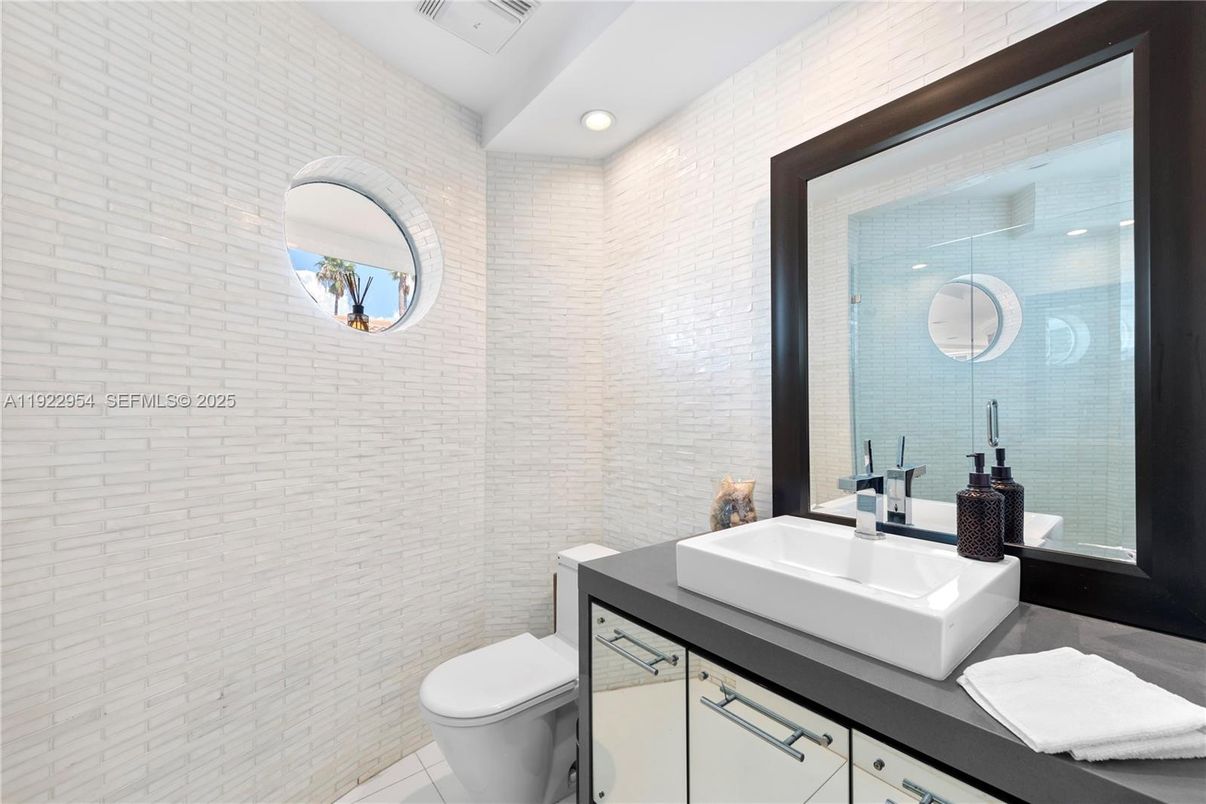 Bathroom, Interior, Recessed Lighting