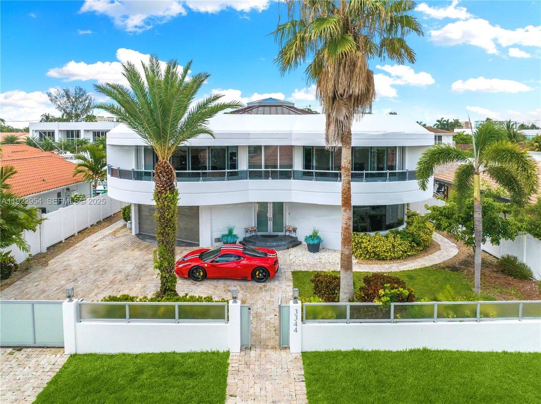 Exterior, Facade, Modern