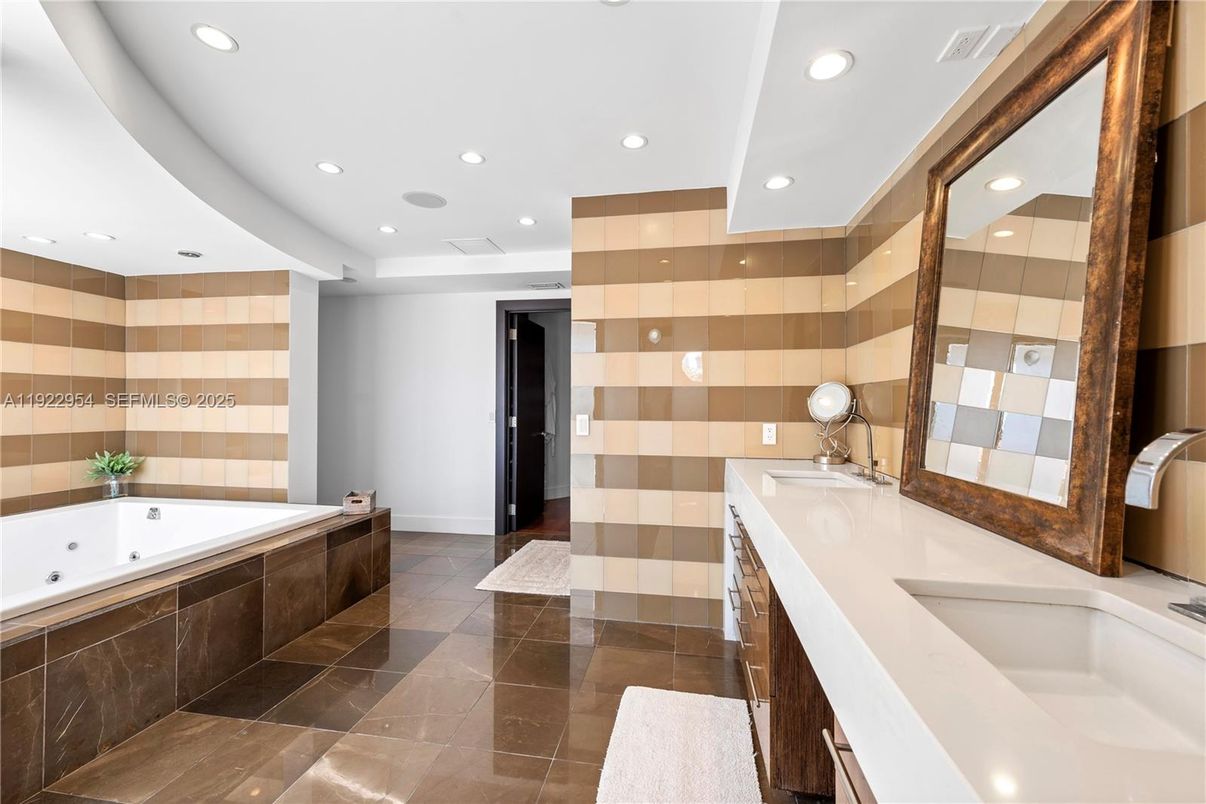 Bathroom, Dual Sink Vanities, Interior, Recessed Lighting