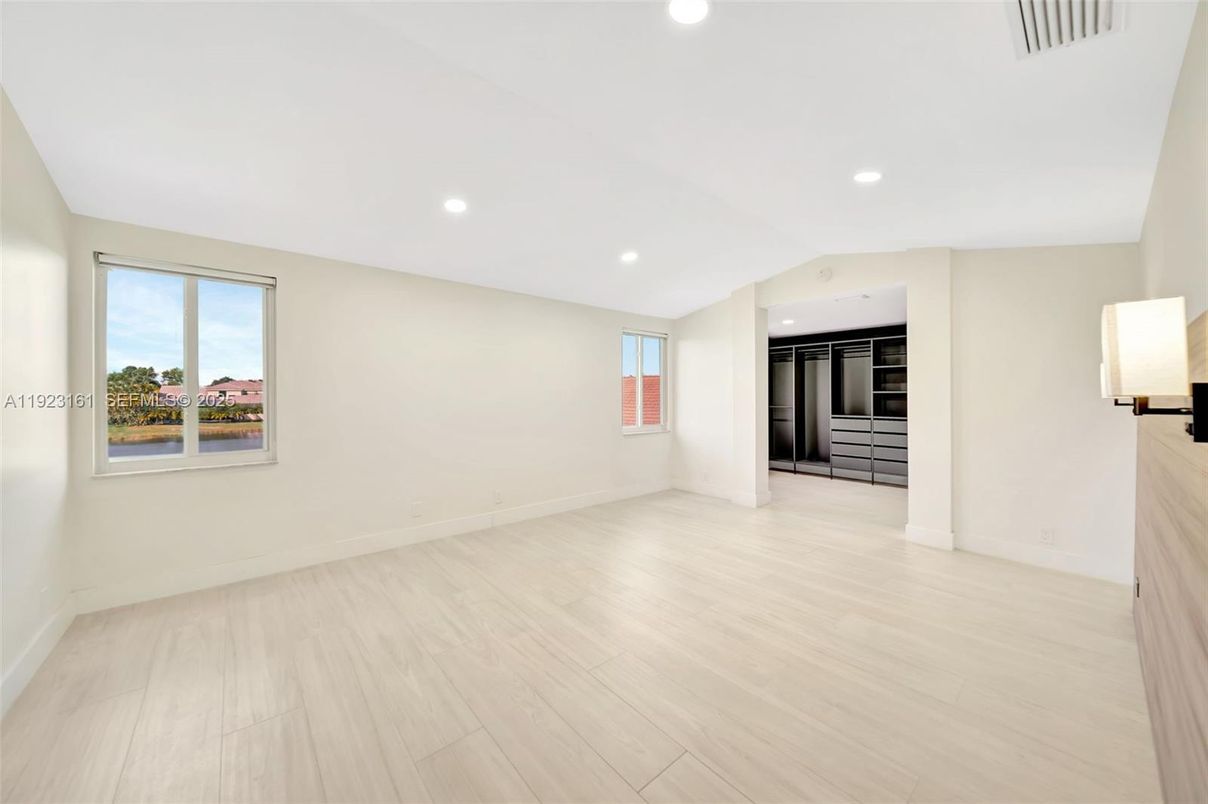 Empty room, Interior, Recessed Lighting, Wood Texture Flooring