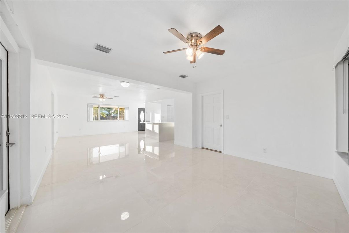 Empty room, Interior