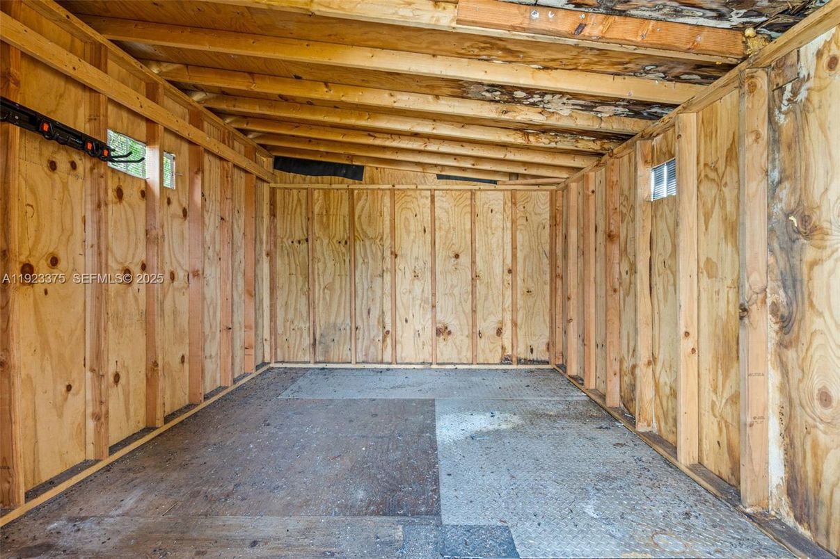 Empty room, Interior, Wooden Beams, Wooden Walls