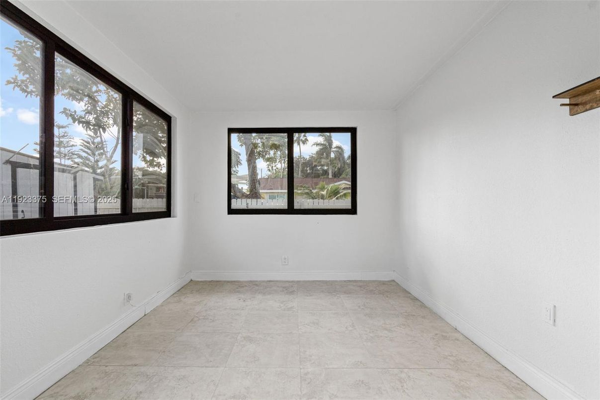 Empty room, Interior