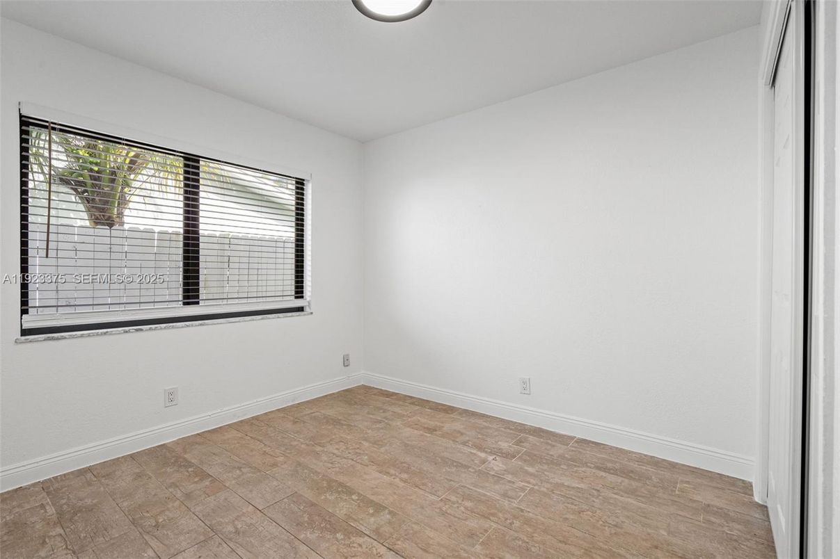 Empty room, Interior