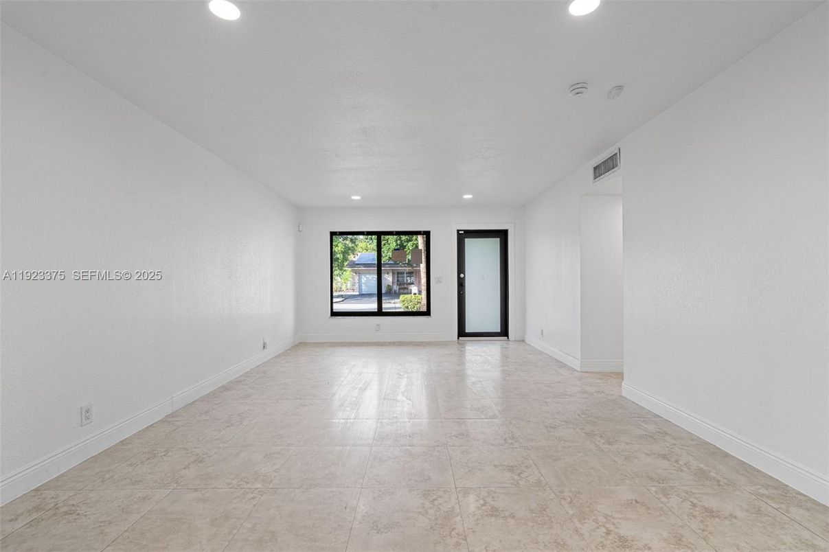 Empty room, Interior, Recessed Lighting