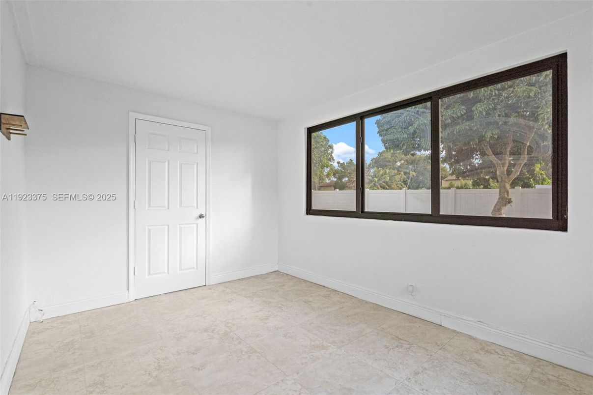 Empty room, Interior