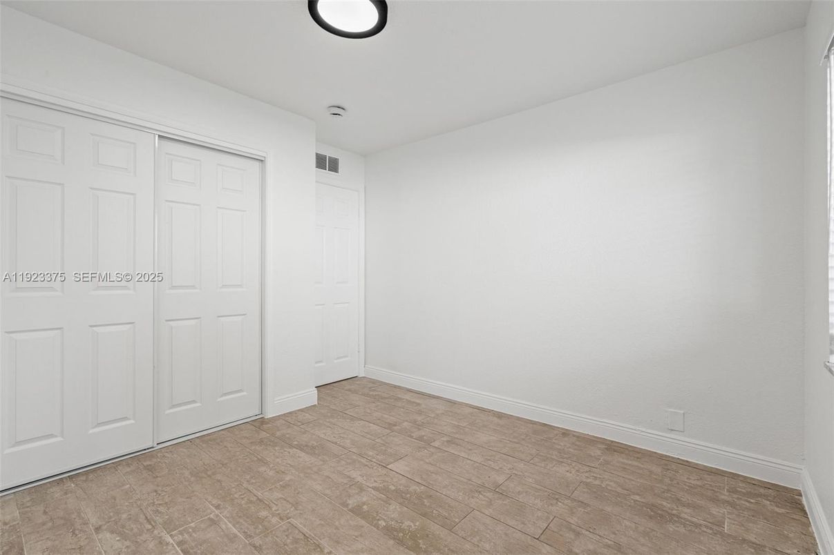 Empty room, Interior