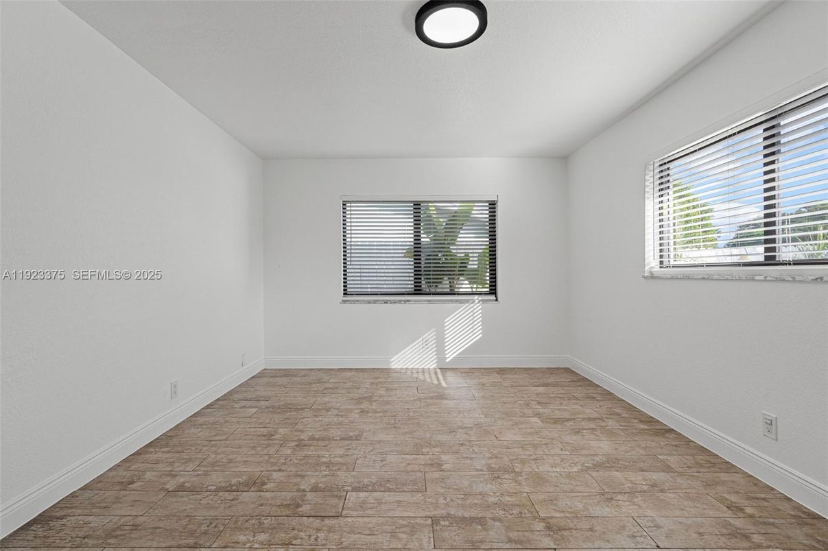 Empty room, Interior