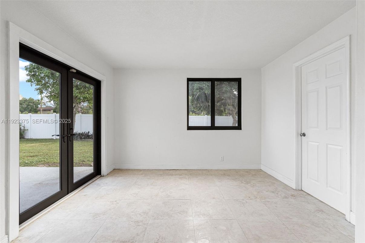 Empty room, Interior