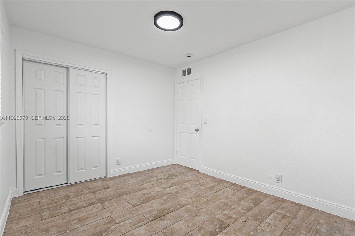 Empty room, Interior