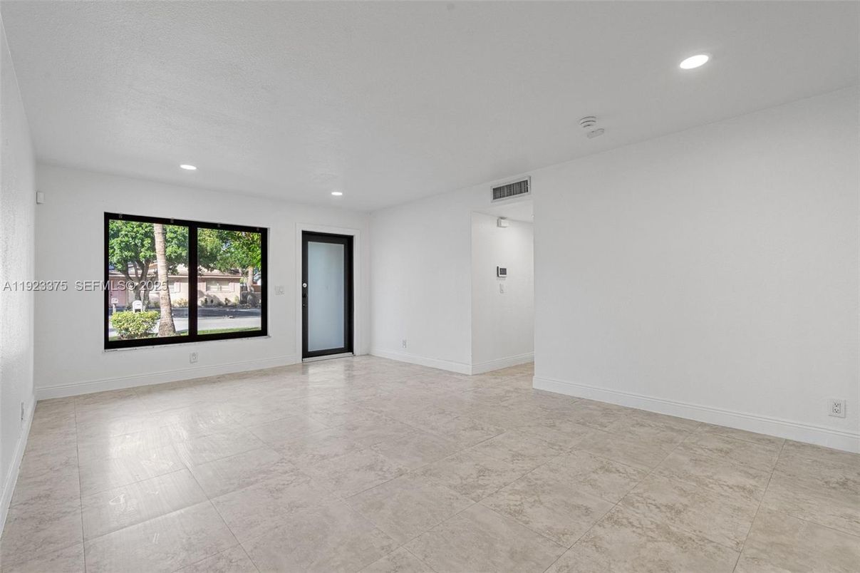 Empty room, Interior, Recessed Lighting