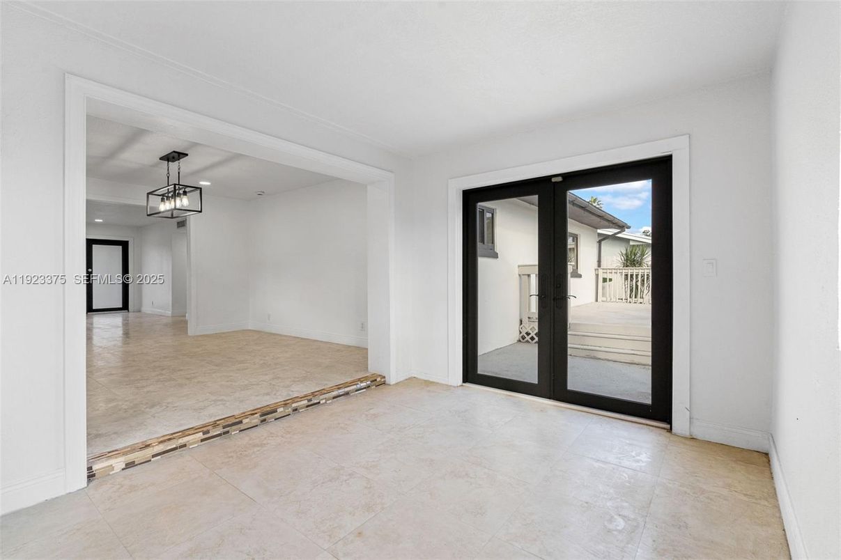 Empty room, Interior, Pendant Lights