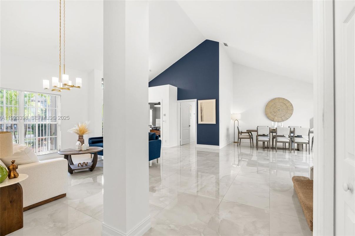 Chandelier, Dining room, Interior, Living room, Pendant Lights