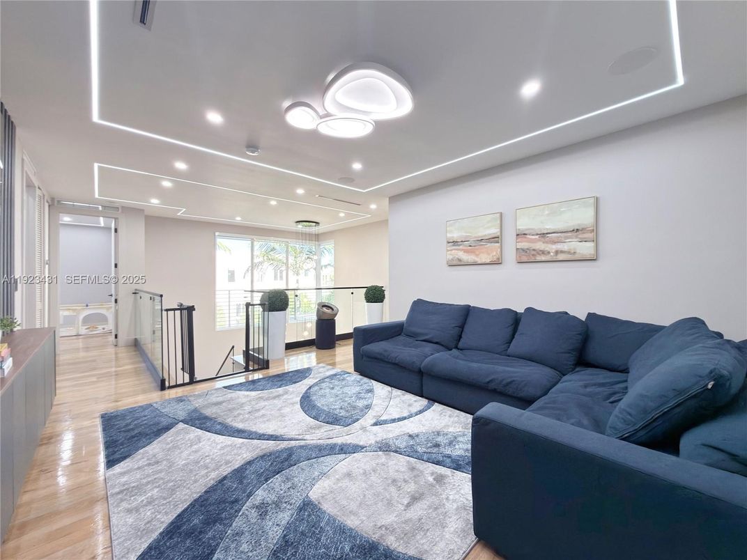 Interior, Living room, Recessed Lighting, Wood Texture Flooring