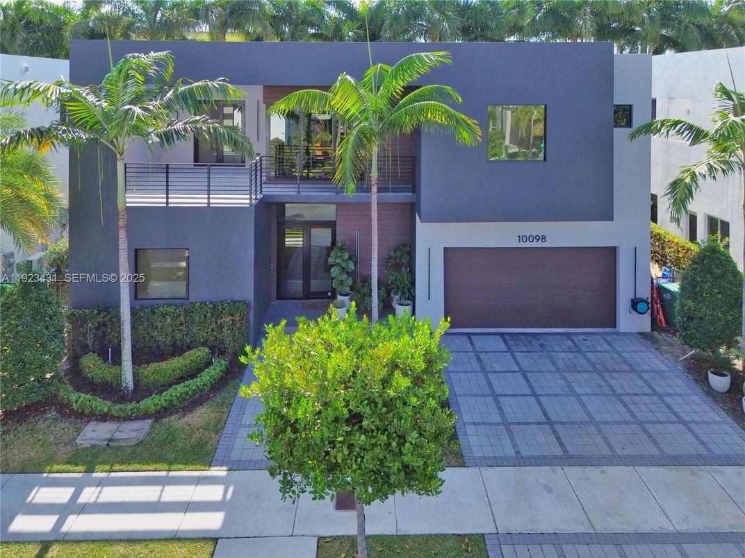 Attached, Exterior, Facade, Modern