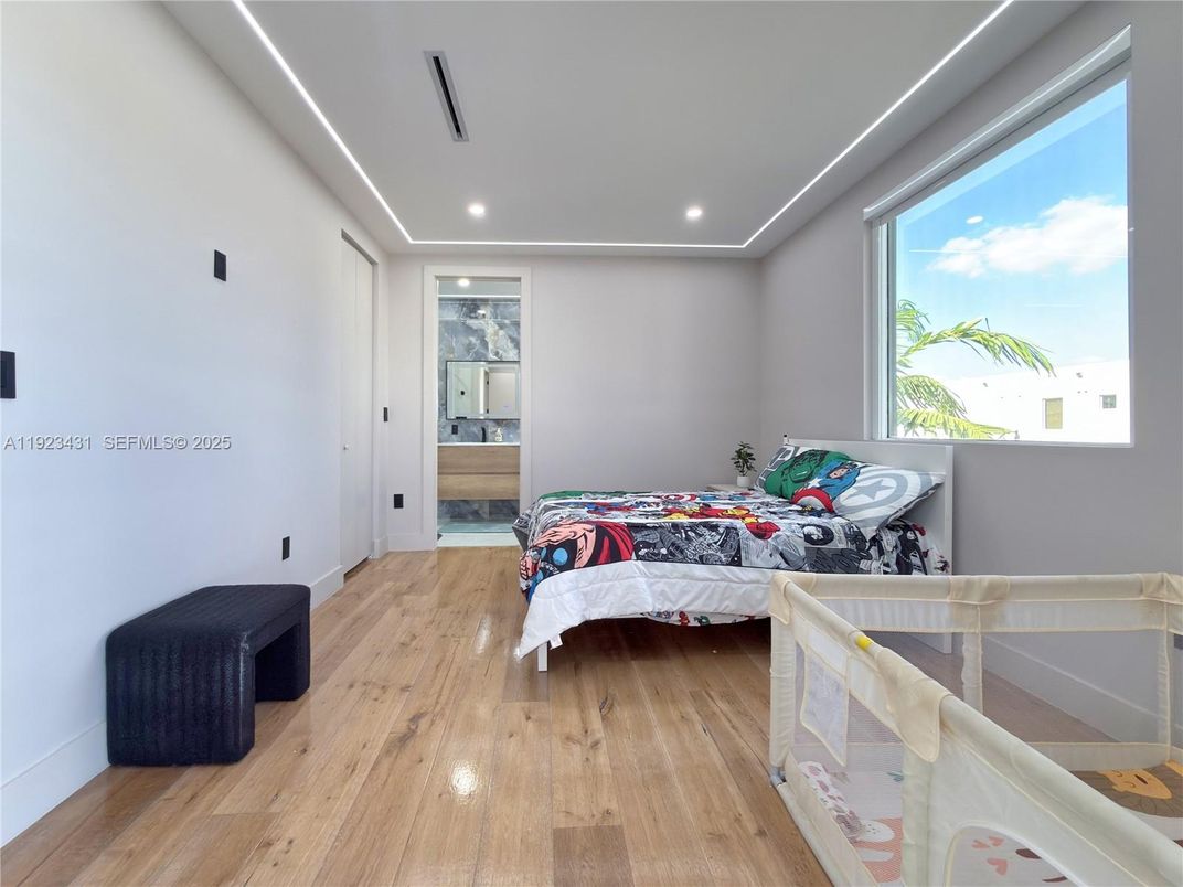 Interior, Recessed Lighting, Wood Texture Flooring