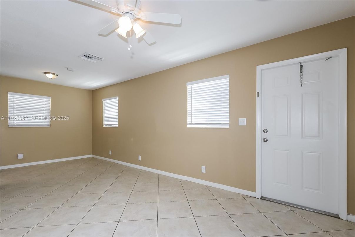 Empty room, Interior