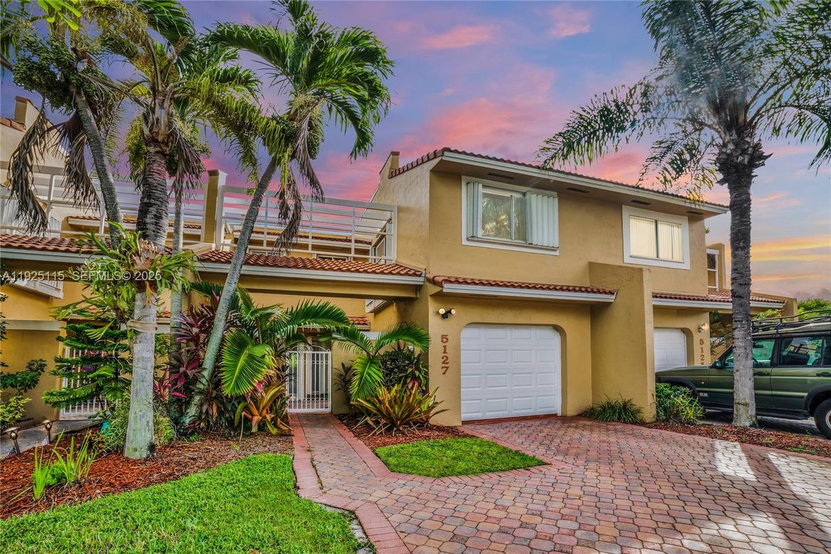 Attached, Exterior, Facade, Mediterranean