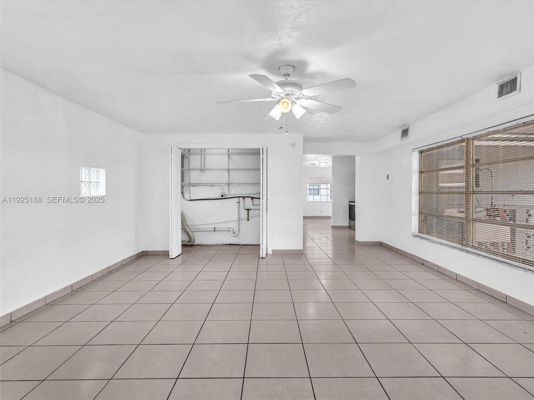 Empty room, Interior