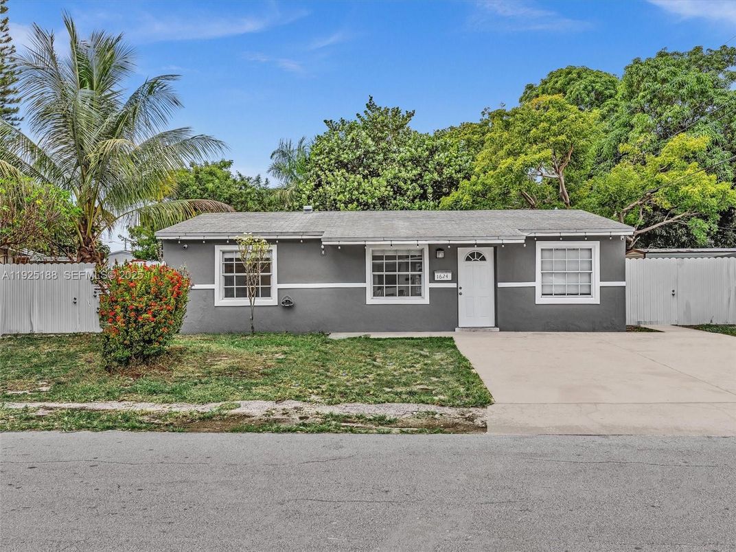 Exterior, Facade, Ranch