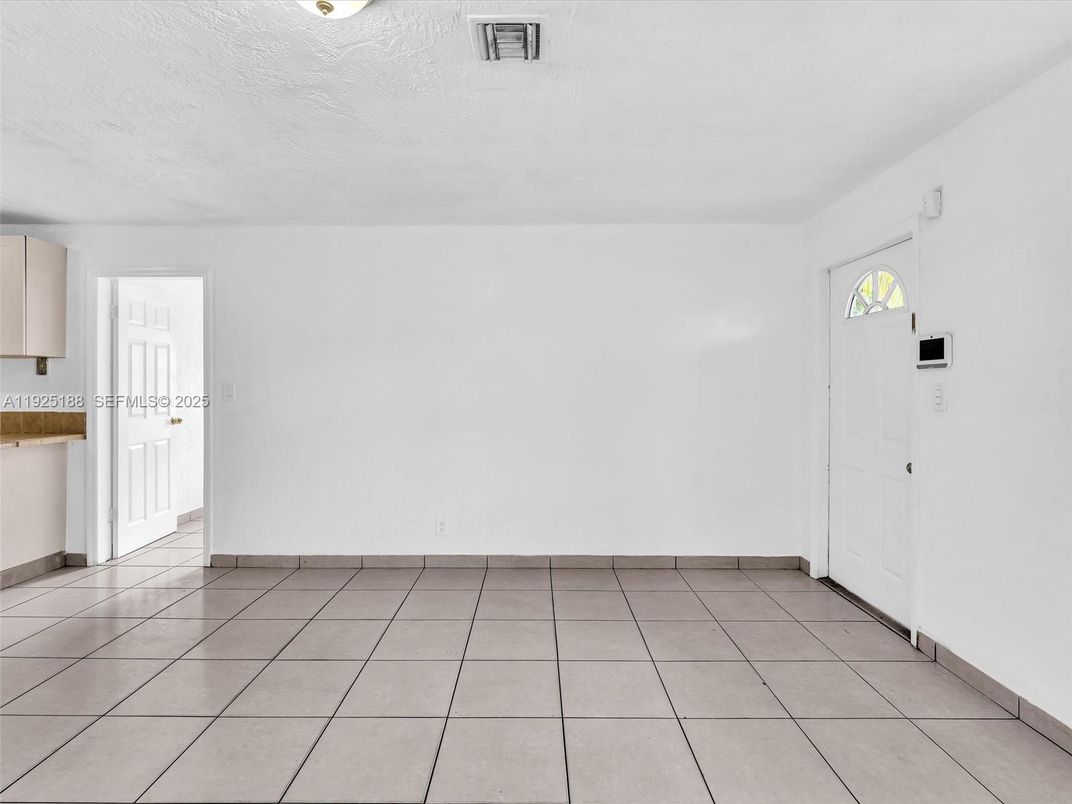 Empty room, Interior