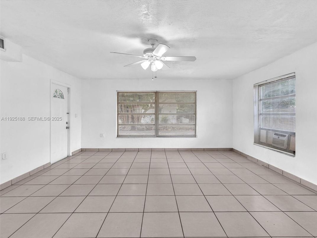 Empty room, Interior