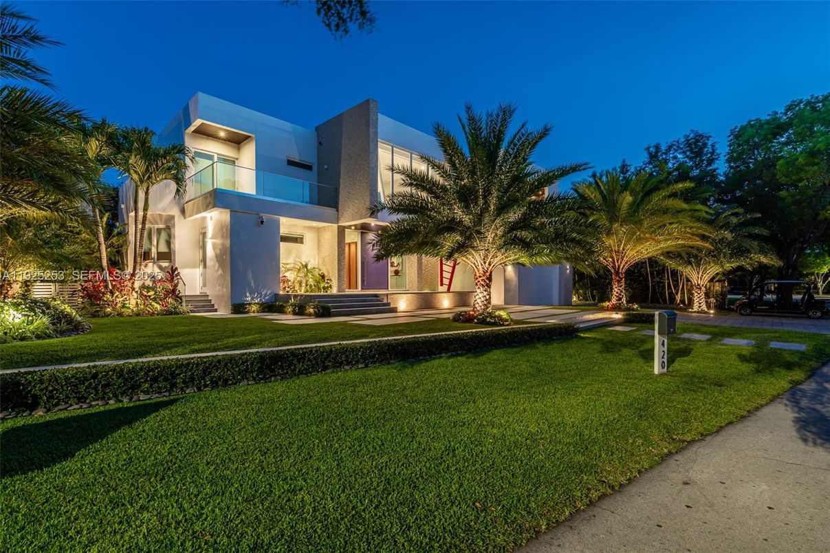 Backyard, Exterior, Facade, Modern