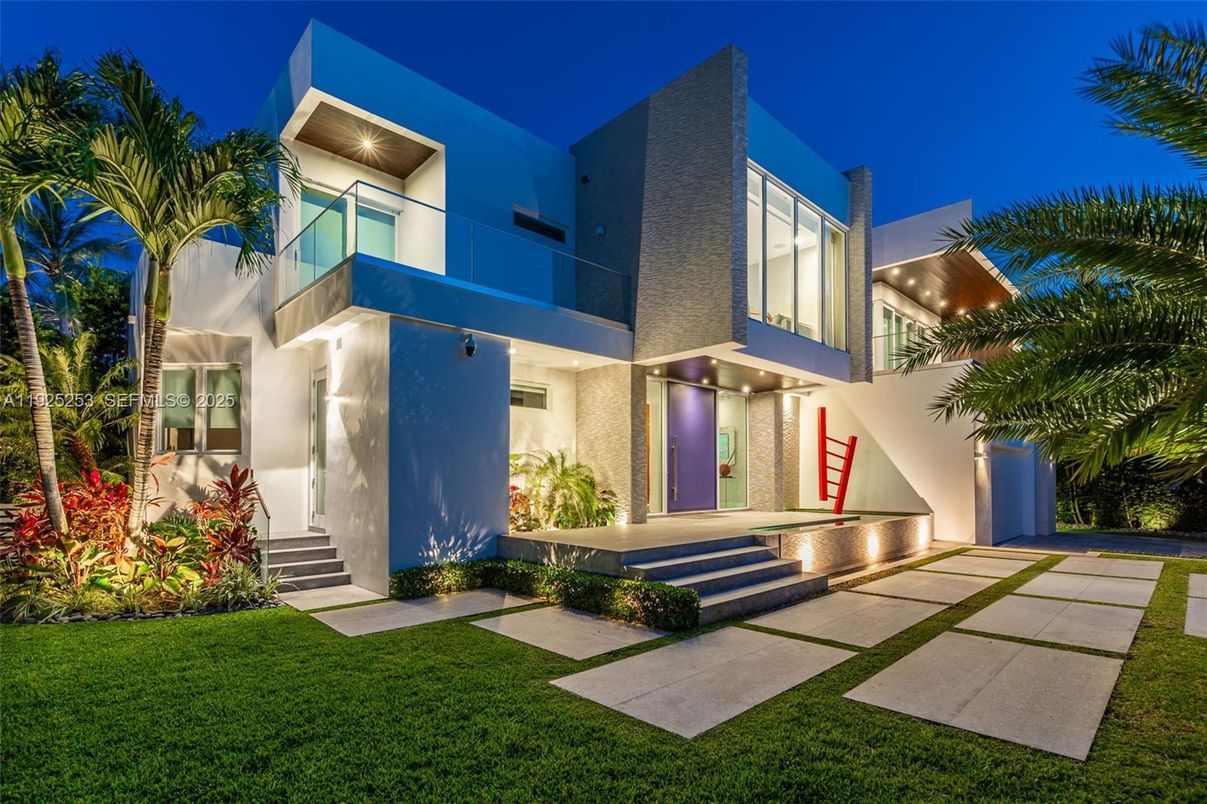 Backyard, Exterior, Facade, Modern