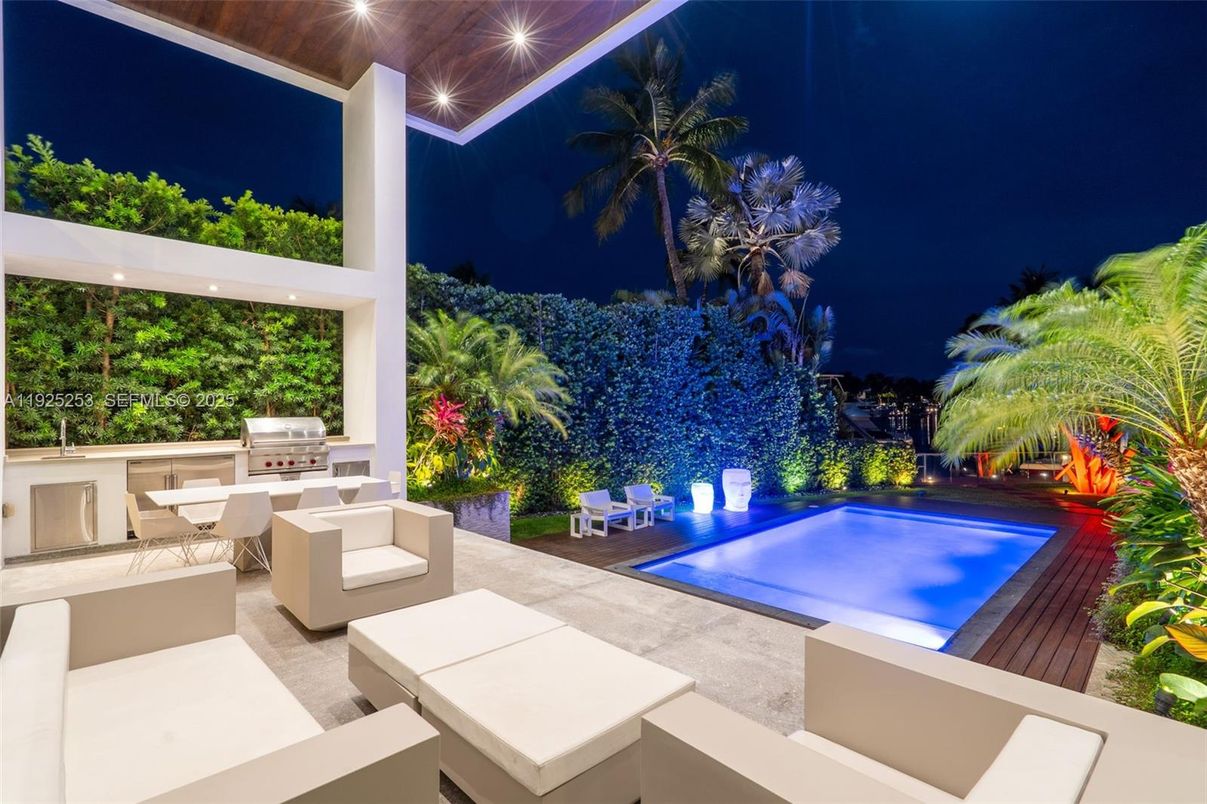 Exterior, Outdoor Kitchen, Pool