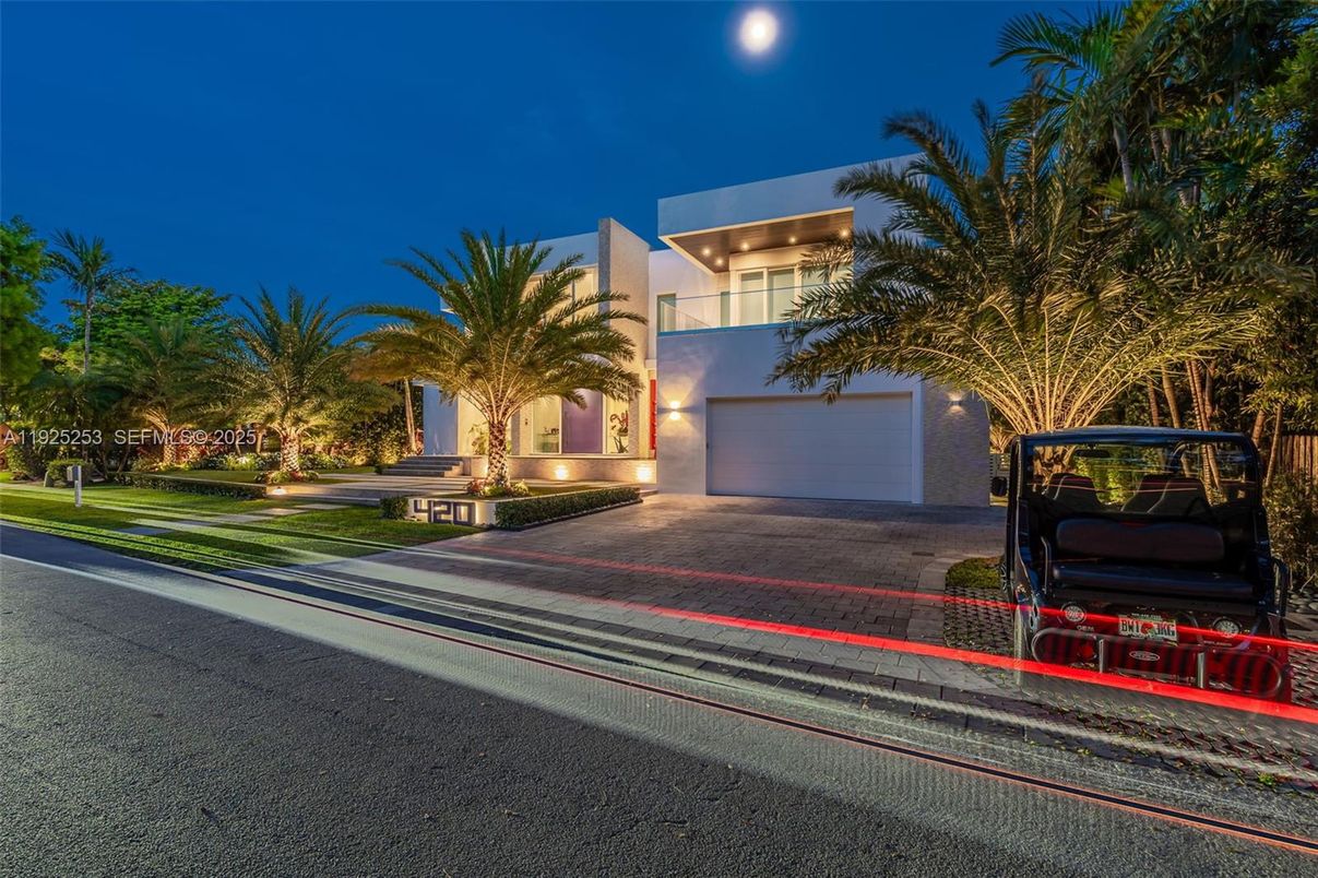 Attached, Exterior, Facade, Modern