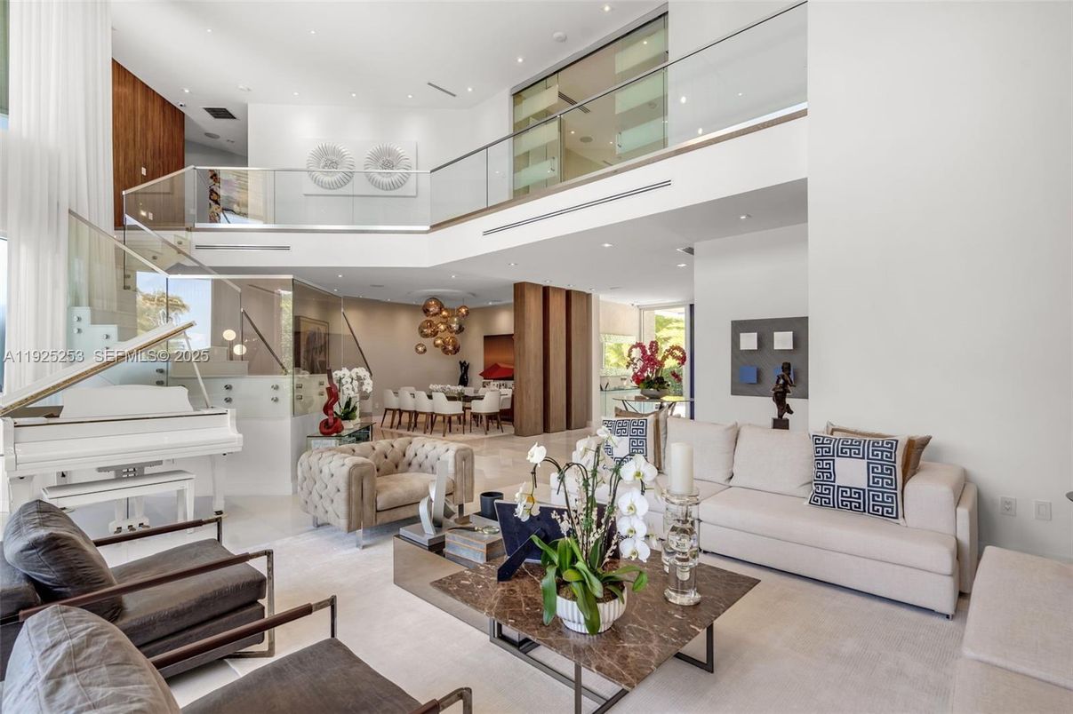 Dining room, Interior, Living room, Piano, Recessed Lighting