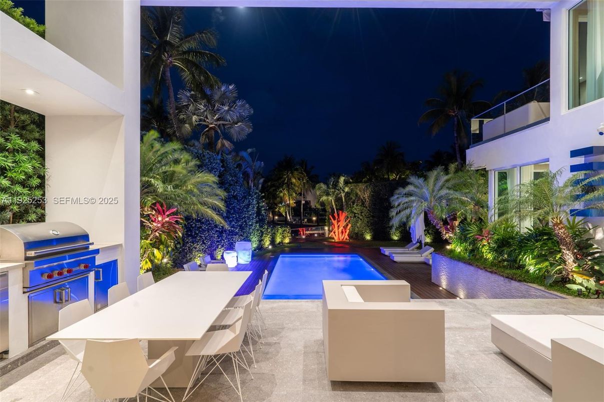 Exterior, Outdoor Kitchen, Pool