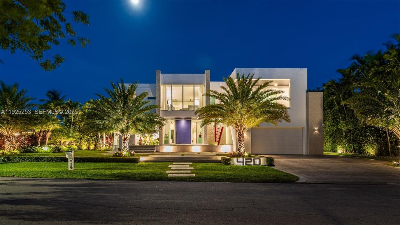 Attached, Exterior, Facade, Modern