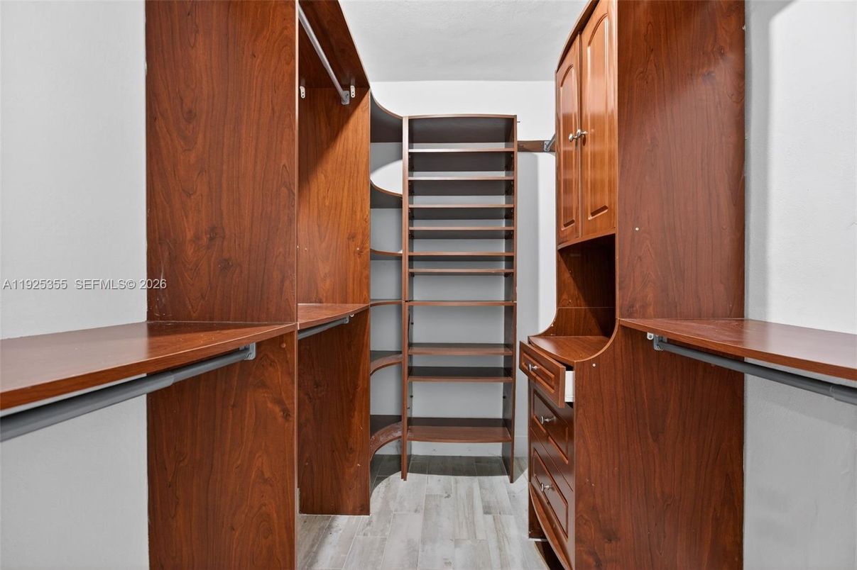 Interior, Walk-in Closets, Wood Texture Flooring