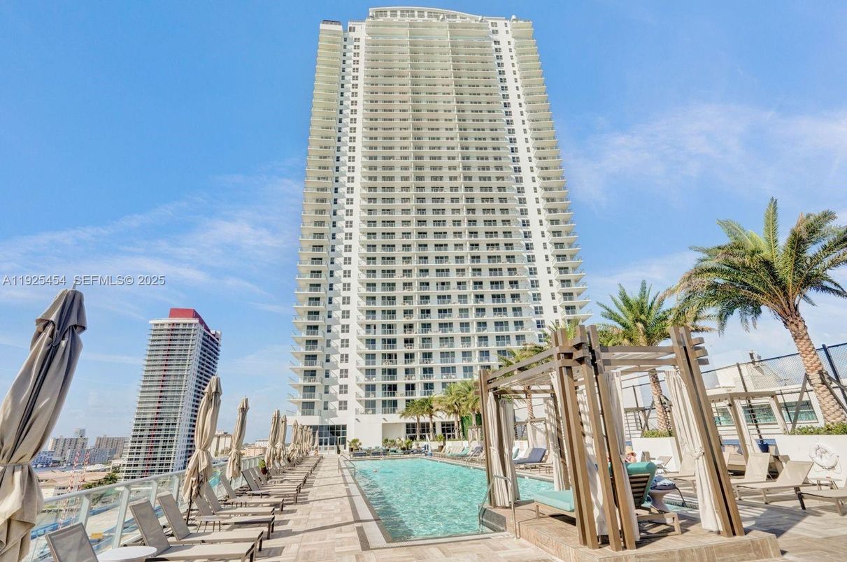 Exterior, Facade, Pool, Highrise