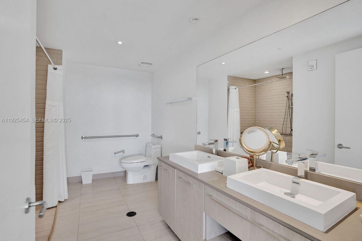 Bathroom, Dual Sink Vanities, Interior, Recessed Lighting