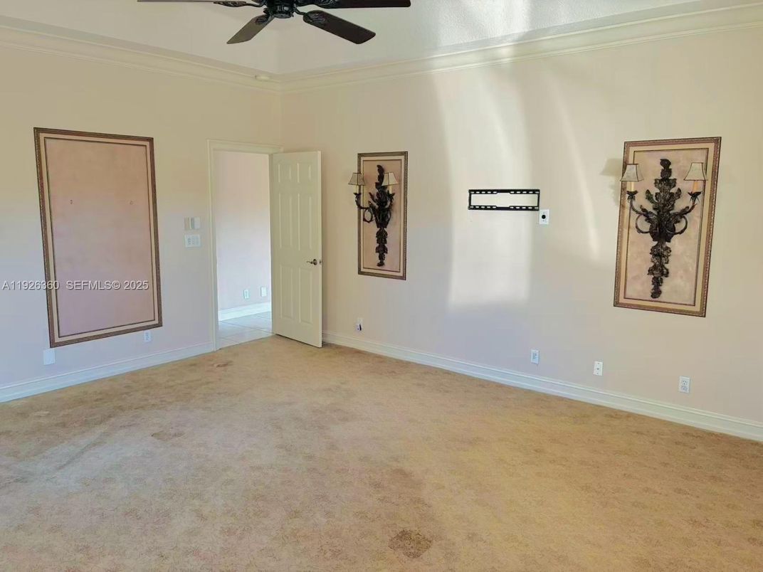 Empty room, Interior