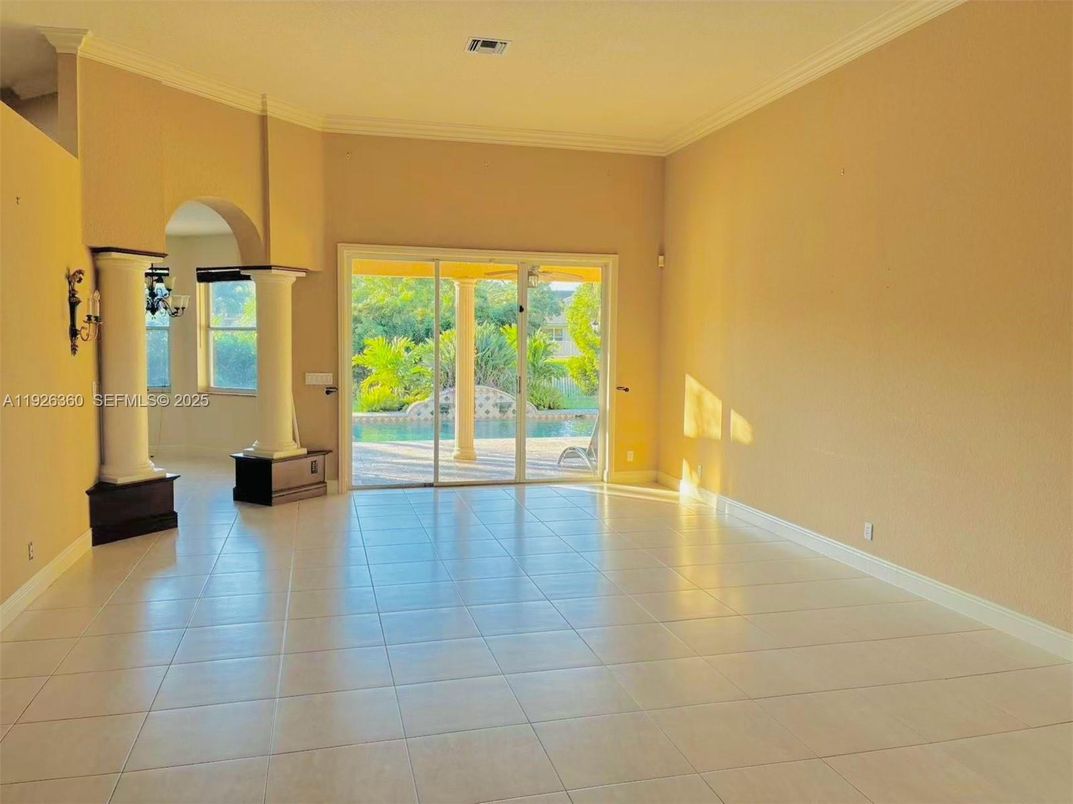 Empty room, Interior, Water