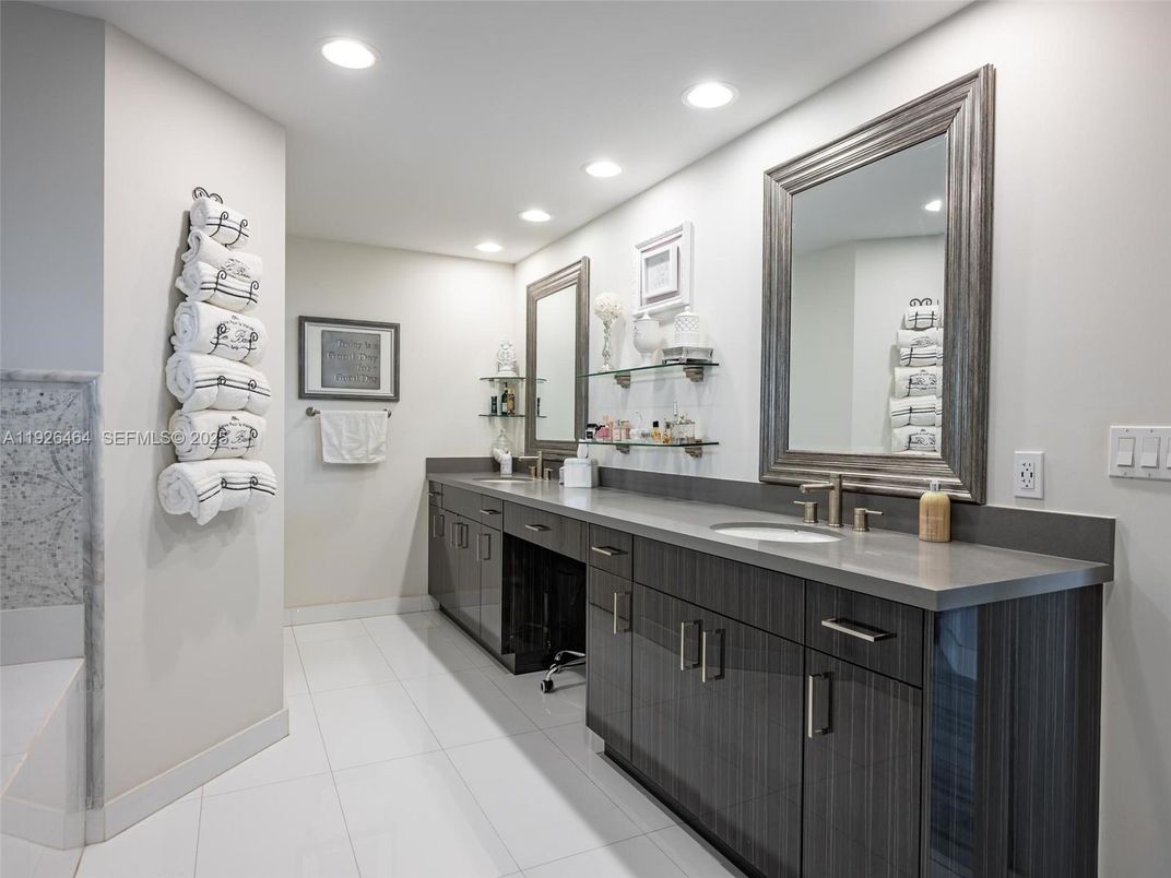 Bathroom, Dual Sink Vanities, Interior, Recessed Lighting