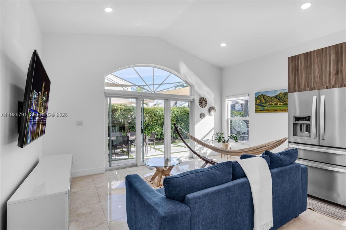 Interior, Living room, Recessed Lighting, Stainless Steel Appliances