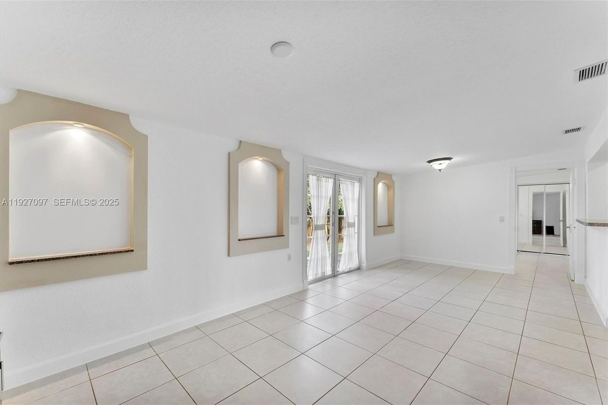 Empty room, Interior