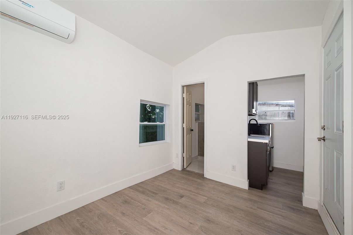 Interior, Washer, Wood Texture Flooring