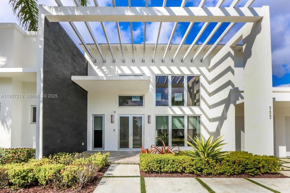 Exterior, Facade, Modern